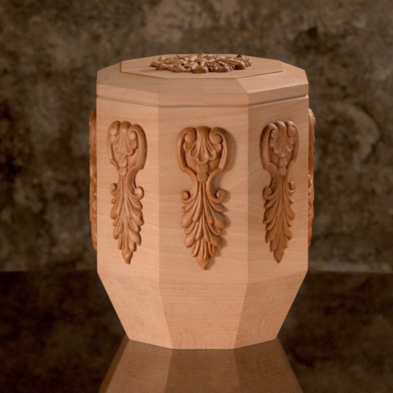 Handgefertigte Holzurne mit sechseckigem Körper und Ornamenten an den Flächen und auf dem Deckel. Die Urne verjüngt sich im unteren Bereich.