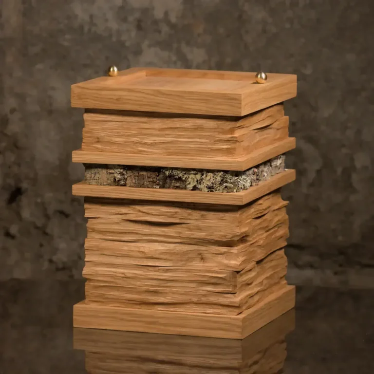 Produktfoto in der Frontansicht der Urne E1, die aus Eichenholz in Handarbeit gefertigt ist.